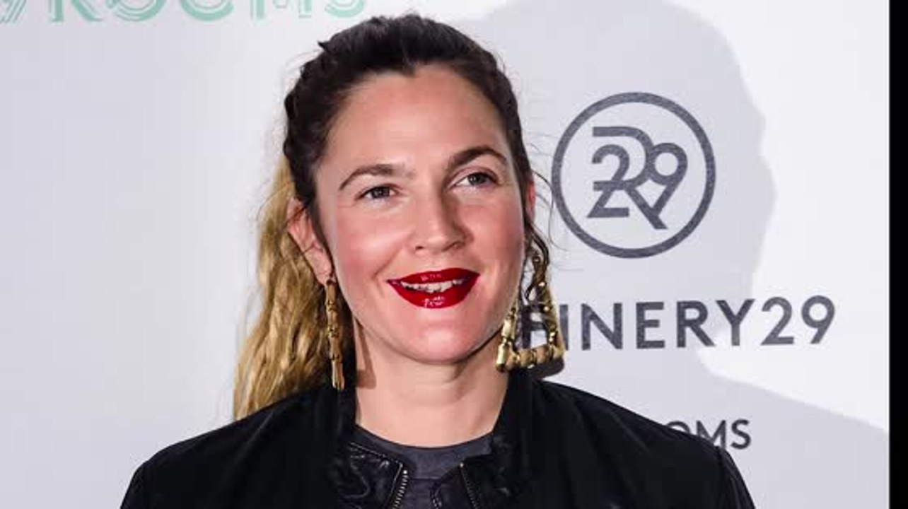 Eine jugendlich aussehende Drew Barrymore auf dem roten Teppich