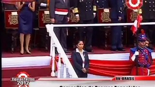 Perro irrumpe en Desfile Cívico Militar generando risas en el Presidente y la Primera dama
