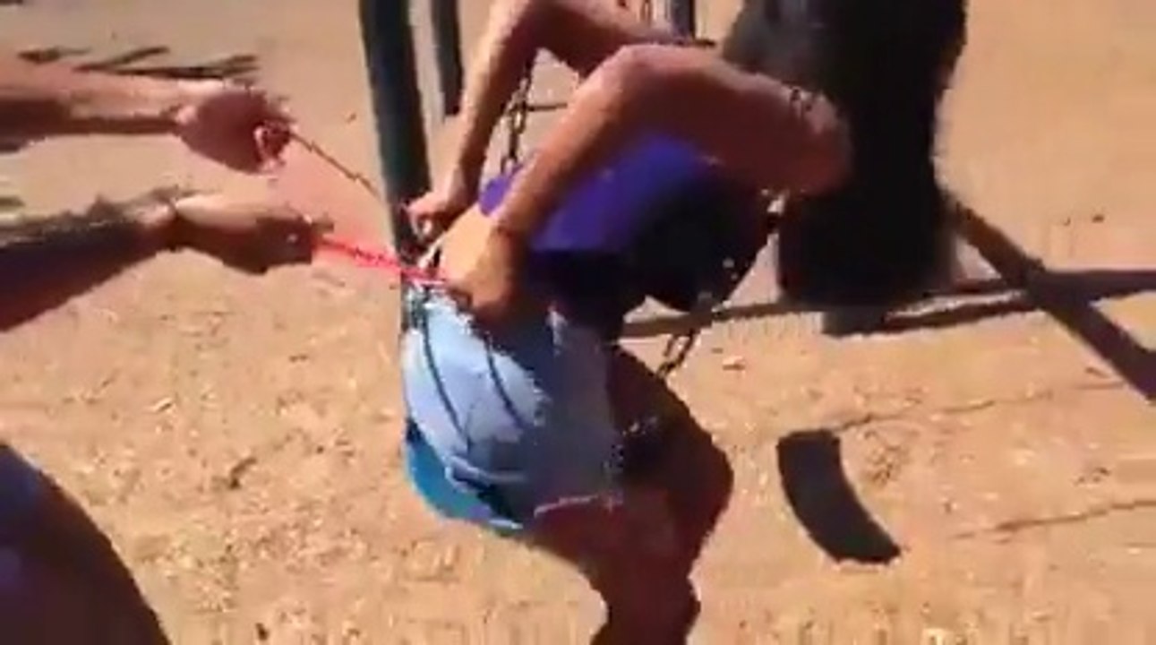 Blague du string sur une balançoire !