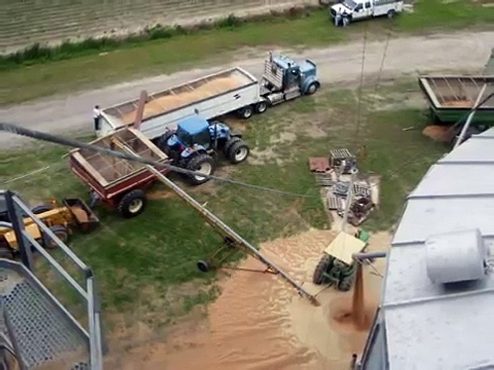 grain bin collapse 2009.wmv