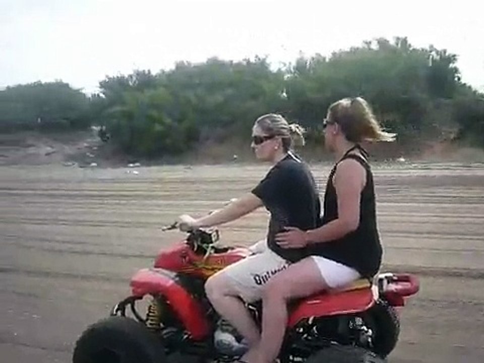 Con las chicas por los medanos con los cuatris