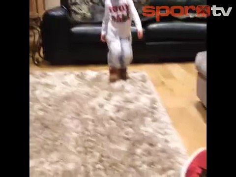 Babasının oğlu! | Leiva'nın minik oğlundan futbol şov