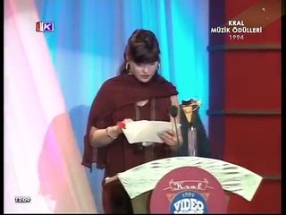 Aydan Şener, İbrahim Tatlıses'e en iyi THM erkek ödülünü veriyor 1994 1 Kral TV VMÖ 06 03 1995