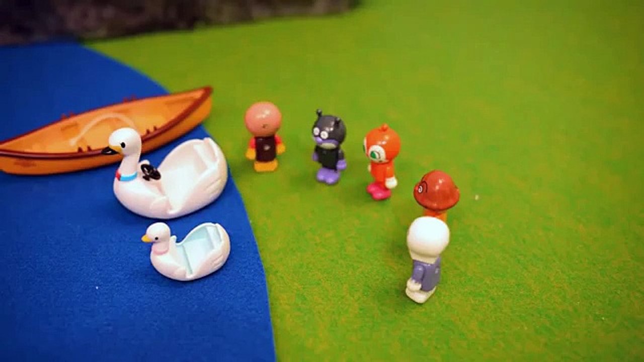 Enroulement et de jouer avec des jouets Anpanman l'anime bateau de canard