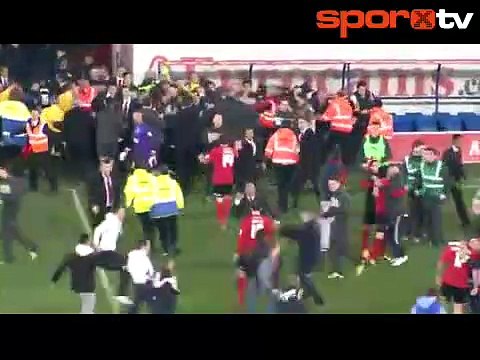 Cardiff Premier Lig'de! | Taraftar çıldırdı sahayı istila etti