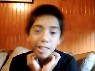 niño se altera por no poder cantar biien y por que lo interrumpe la hermana.