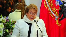 Popularidad de Bachelet baja a niveles históricos