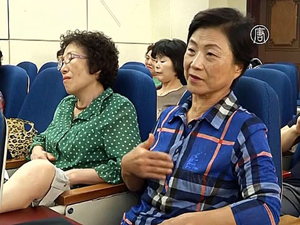 Пенсионеров в Южной Корее учат растить младенцев