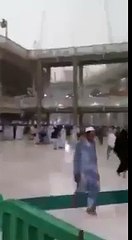 شاهد.. لحظة سقوط رافعة بالحرم المكي وسط صرخات
