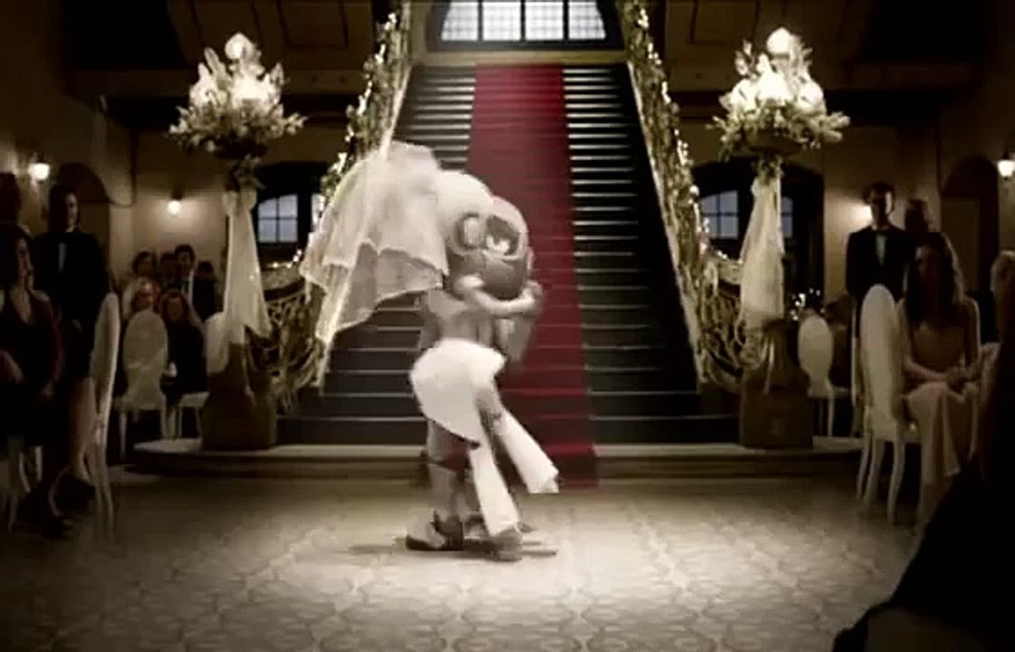 Çelik & Çeliknaz Dansı   Yeni Yıl 2014 - Arçelik Reklamı