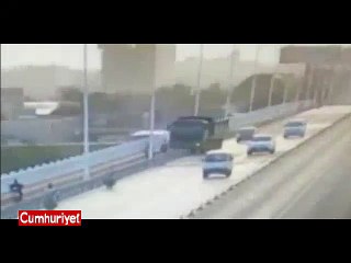 Kamyon 7 metreden aşağıya uçtu