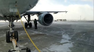 تجربة تشغيل محرك طائرة إيرباص في الثلج