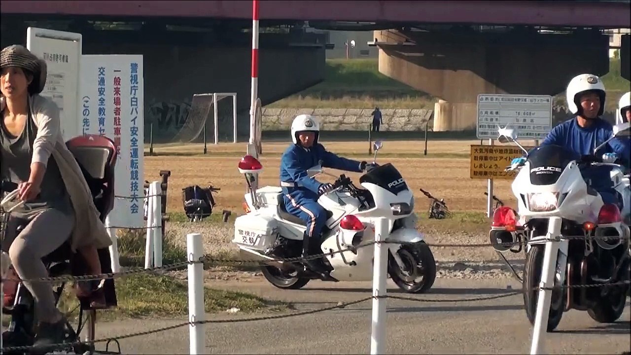 暴走族対策部隊黒豹黒バイ隊と覆面パトカーレガシィ　勇ましい女性黒バイ隊員も！