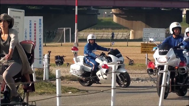 暴走族対策部隊黒豹黒バイ隊と覆面パトカーレガシィ　勇ましい女性黒バイ隊員も！