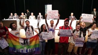 Militantes LGBT fazem ato contra Luiz Carlos Heinze na AL