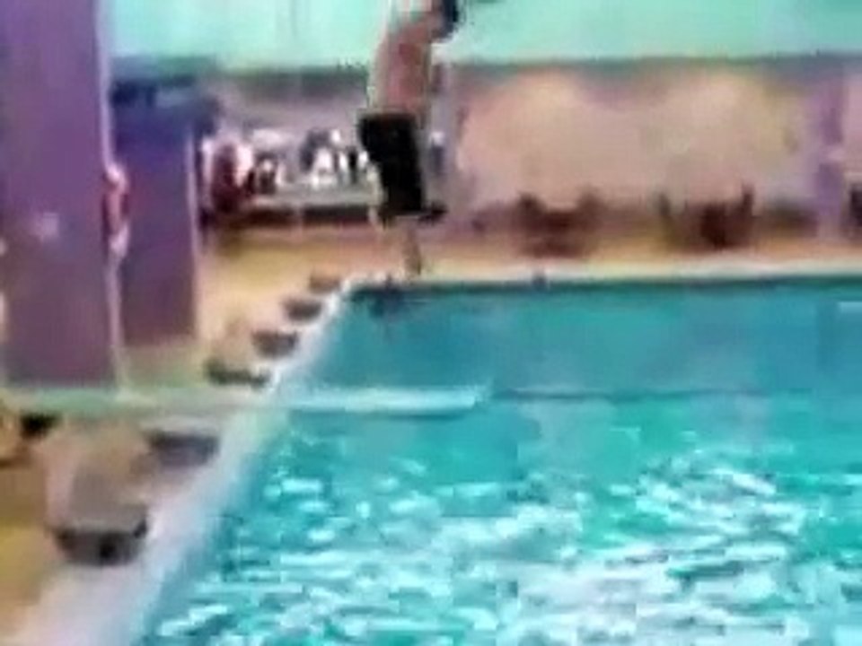 FAT PEOPLE FALLING lol i dare u try not to laugh lol