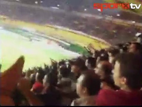 Galatasaray taraftarının kendinden geçtiği tezahürat; Nevizade Geceleri...