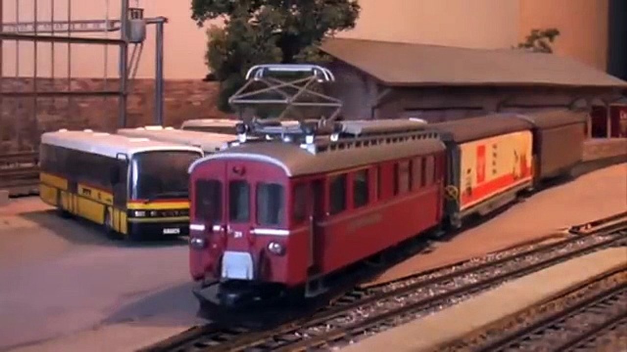RhB en HOm (Bernina) : Manoeuvres en gare.wmv