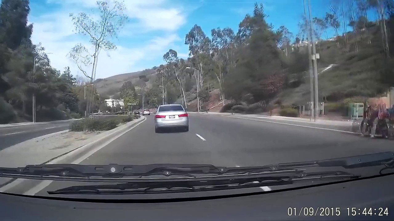 Dziwny wypadek - kobieta wyszła z samochodu!