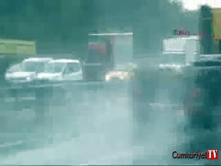 İstanbul'da sağanak yağış zor anlar yaşattı