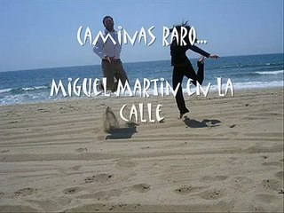 Caminas raro miguel martin en la calle