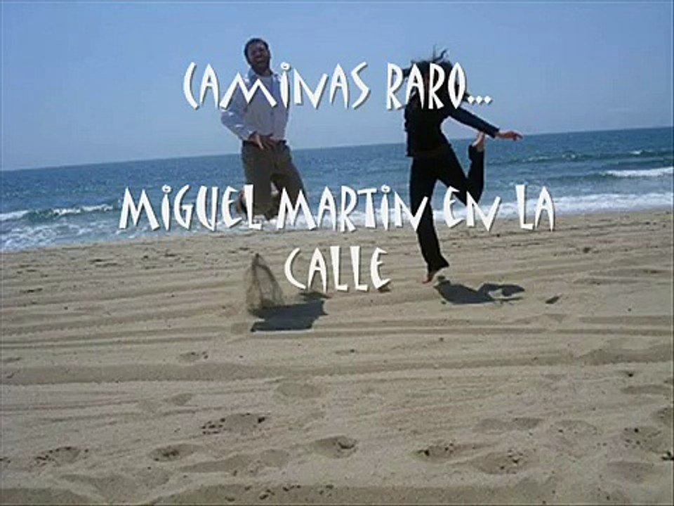 Caminas raro miguel martin en la calle