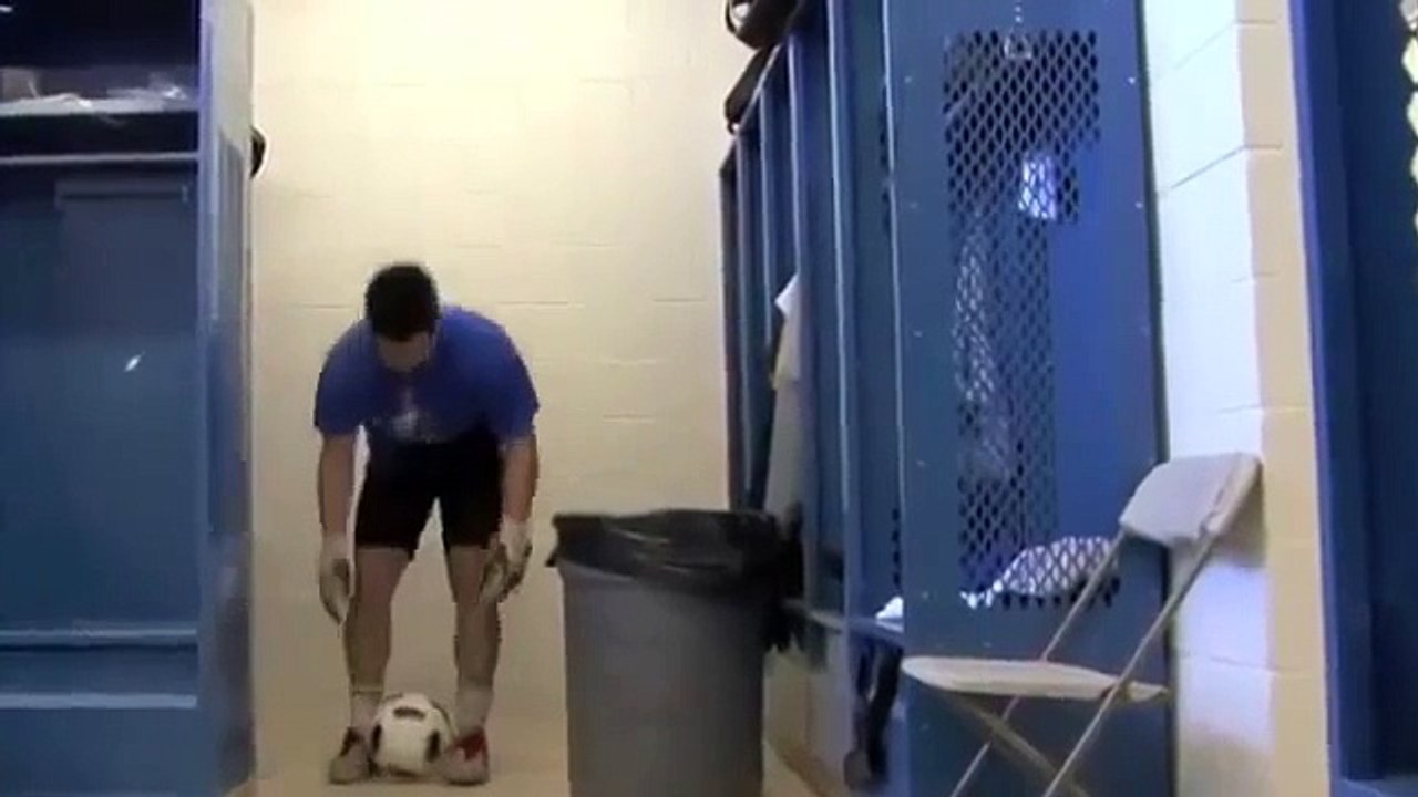 Thủ môn dứt điểm như hack