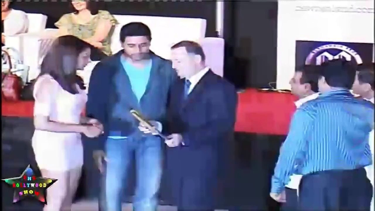 Sexy Bipasha Basu, Abbas Mastan, Abhishek Bachchan, & John key Strikes Poses At Players Set