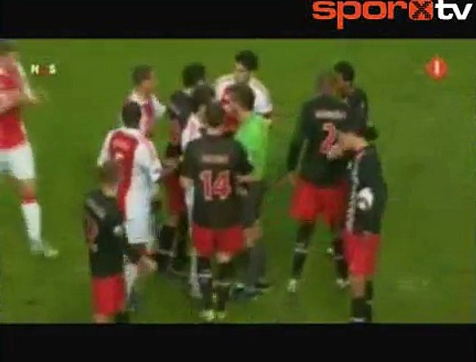 Luis Suarez rakibini ısırdı !