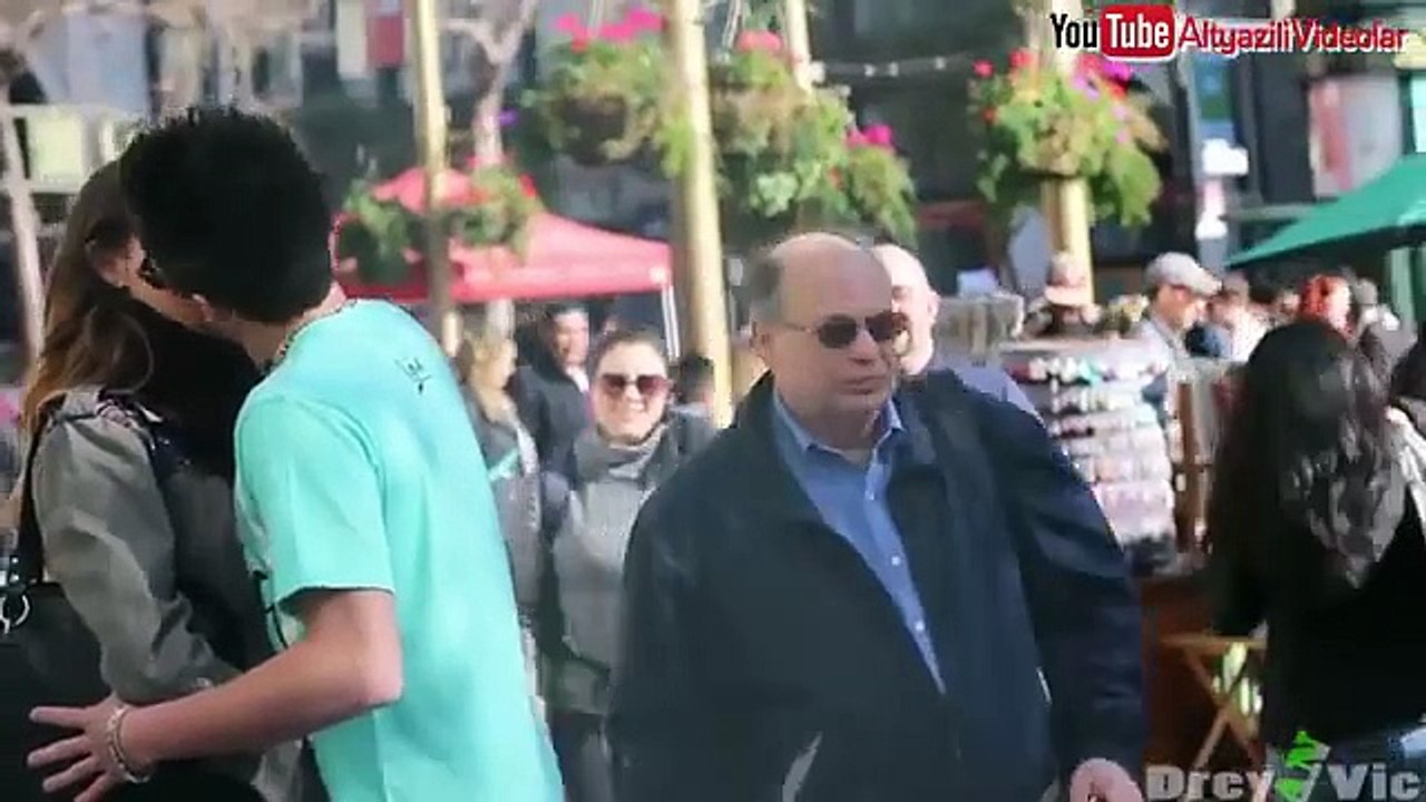 PARMAĞI GÖBEK DELİĞİNE İSABET ETTİREREK KIZLARLA ÖPÜŞMEK (ALTYAZILI)