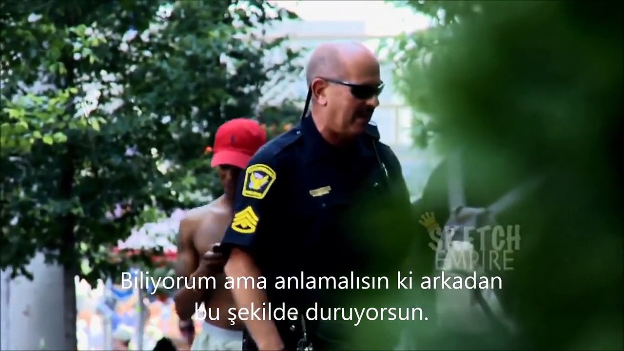 Polislerin önünde ierken tutuklanyor (Türkçe Altyaz)