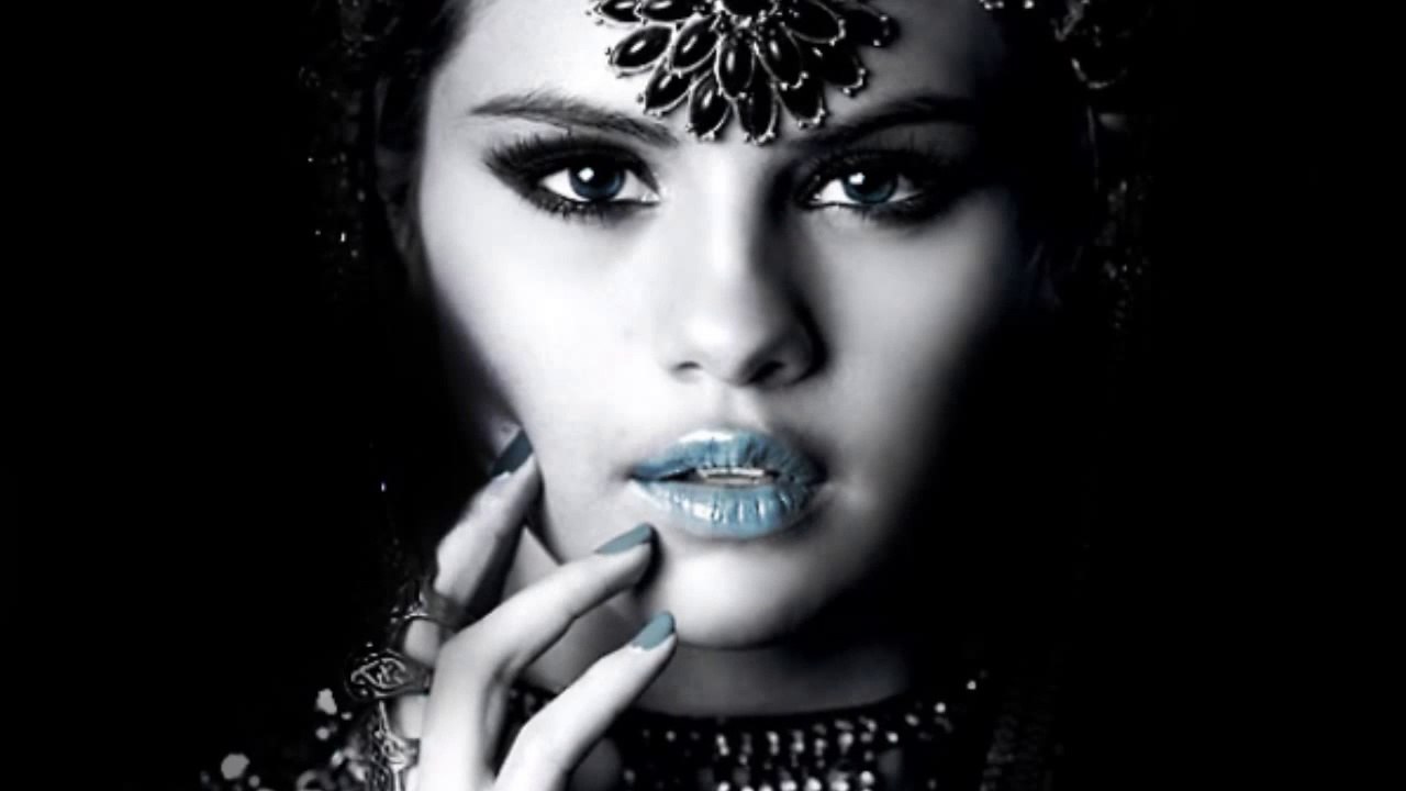 Selena GOMEZ slow down the song