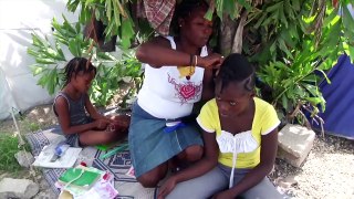 Una joven superviviente de Haití sobresale en la escuela