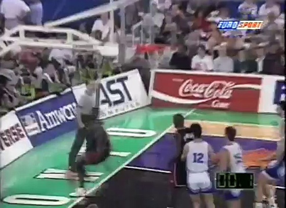 The Reignman Shawn Kemp scares Fanis Christodoulou