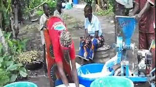 Transformation du Manioc; Congo Brazzaville: Pétrisseuse à manioc mobile en action;  .wmv