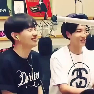 Leeteuk & Eunhyuk. Kiss the radio.