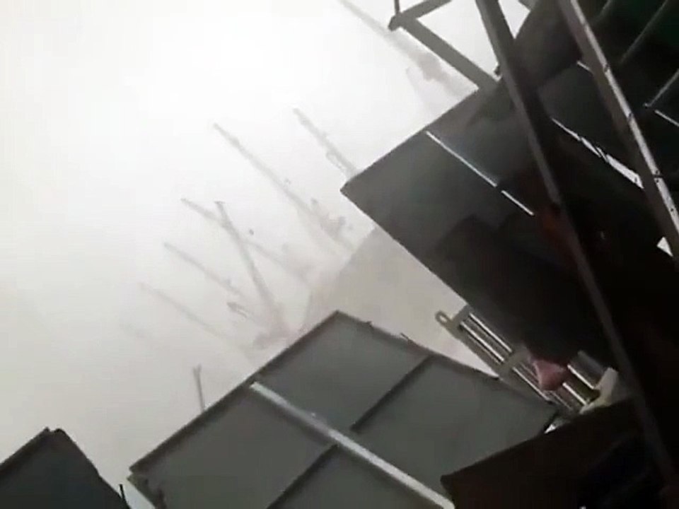 Crane collapse moment at Grand Mosque (Kabe) in Mecca (Sep 11, 2015)