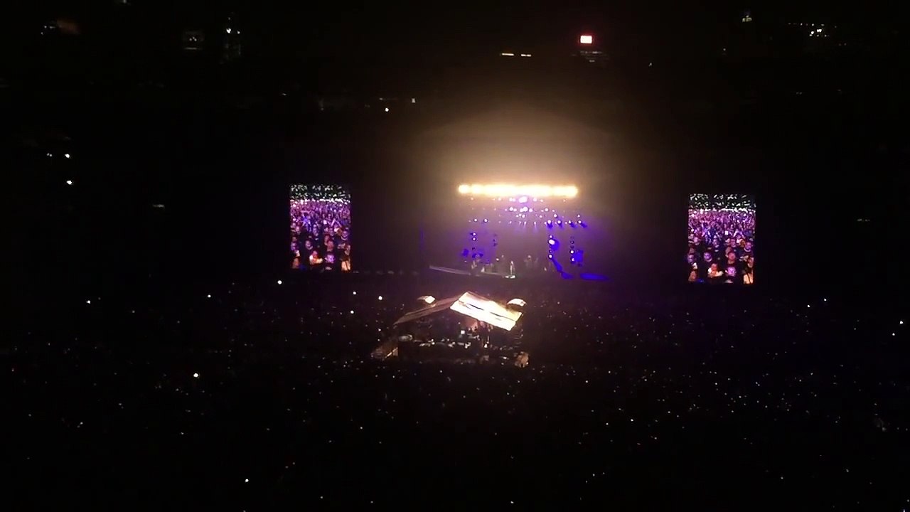 Bon Jovi Live in Jakarta 2015 - Living on A Prayer