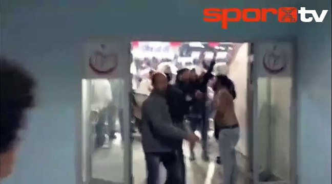 Galatasaraylı taraftar tribünden düştü!