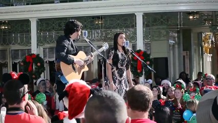 Alex & Sierra - Love Is An Open Door (An Frozen's song, live at Disney Christmas Parade)