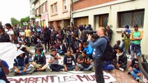 CALAIS - La manifestation des migrants et de leurs soutiens bloquée avant d'arriver à l'hôtel de ville