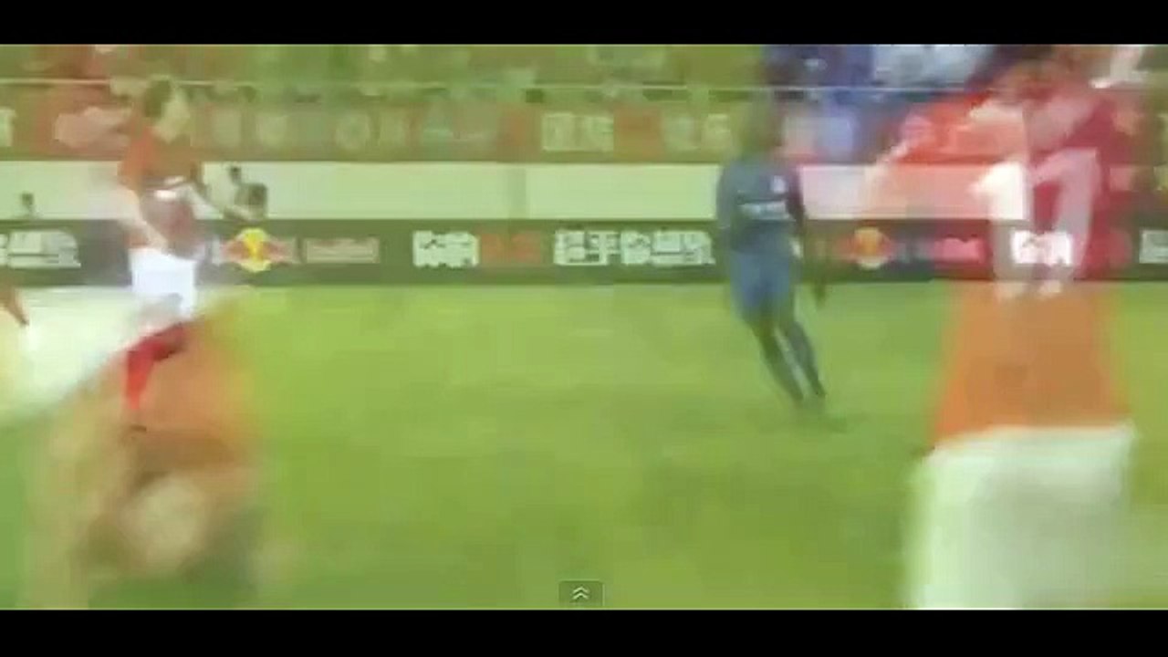 Demba'dan rakibine tekme!