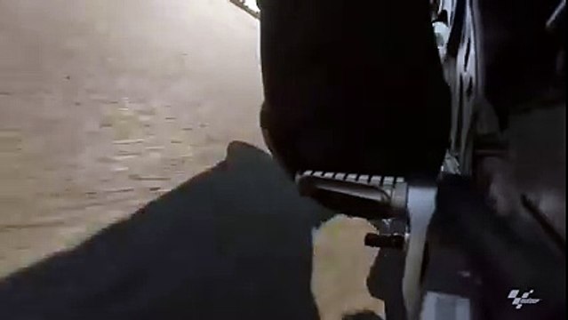 Repose-pied de moto vs Bitume au cours d'une chute en itale