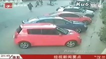 Bicycle HERO - Chinese Man throws bike at thieves..OUCH! durch Fahrrad