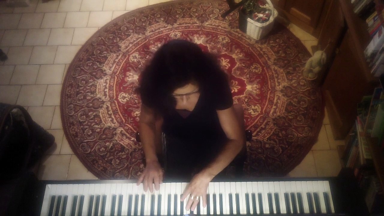 LAURA     DE   LIUIS LLACH