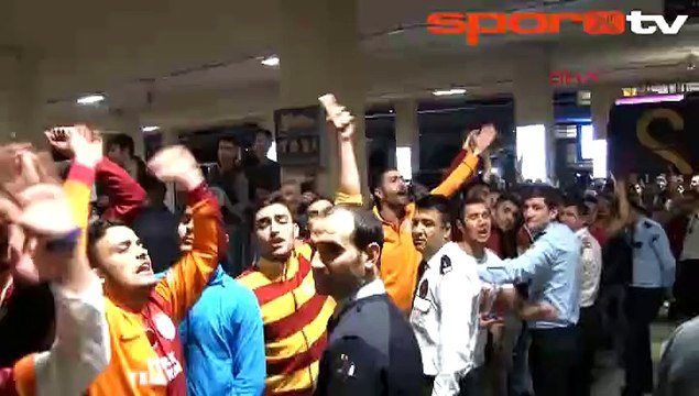 G.Saray şampiyon gibi karşılandı