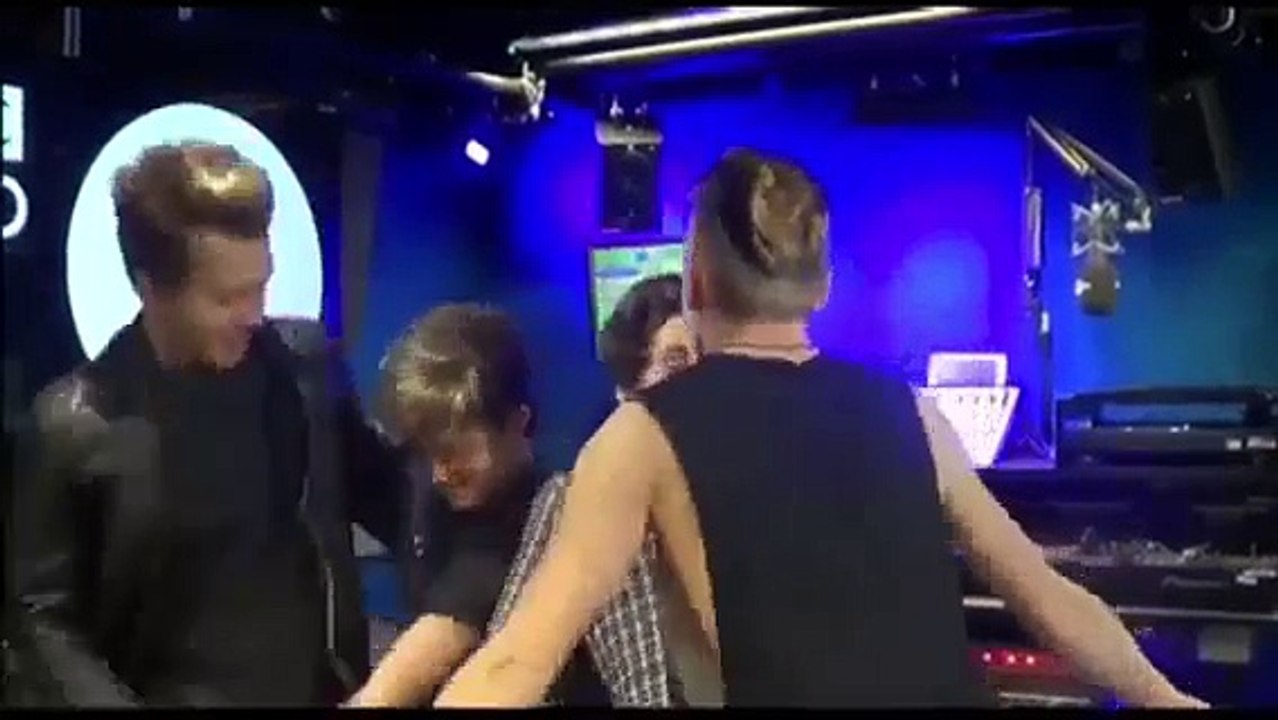 The vamps dancing