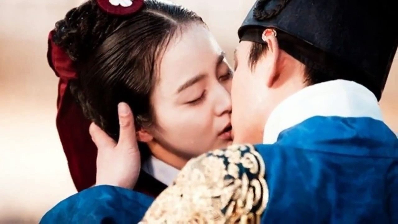 Romantic Korean Actress Kim Tae Hee Kiss Scene Gallery
