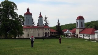 Manastirea Ciolanu, curtea manastirii cu biserica veche, biserica mare si chiliile