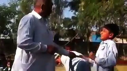 اس  ٹیچر کا کام دیکھیں یہ ھے پاکستان کا education systemتو بچے کیسے سکول جائیں اس ویڈیو کو اتنا شیر کرو کہ حکومت اس طرح کے ظلموں کا سنجیدگی سے نوٹس لے